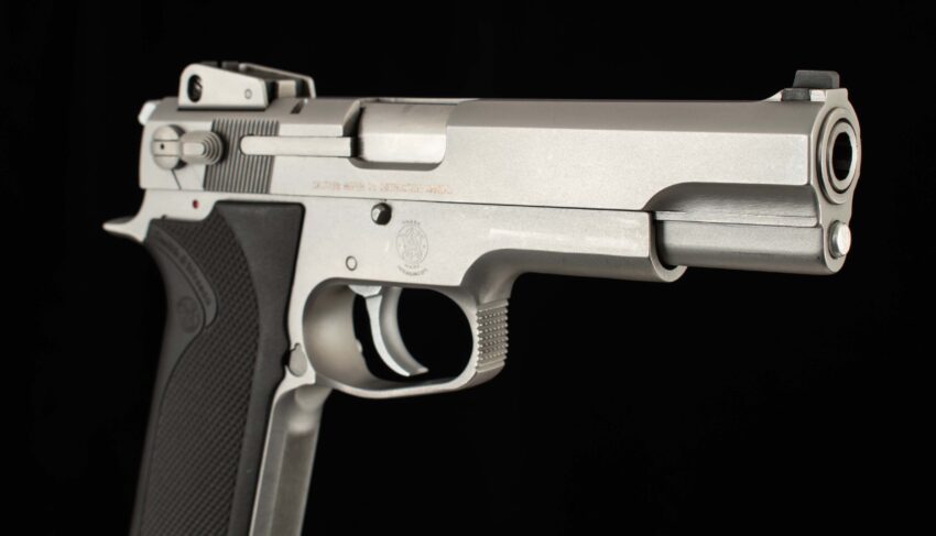 Smith & Wesson Model 1006 10mm – 1990, 9+1, PROTECTED SIGHTS