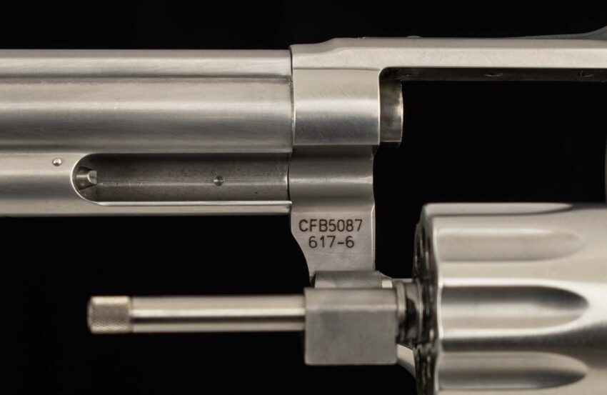 Smith & Wesson Model 617-6, .22LR - MIRROR BORE, 99% FACTORY, CASED